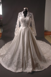 Source: http://commons.wikimedia.org/wiki/File:Kate_Middleton_Royal_Dress_Replica_-_Full_Front.jpg